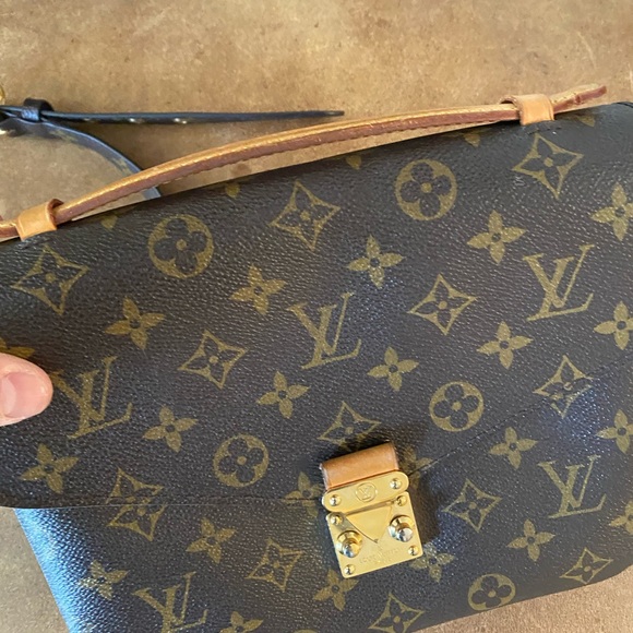 LOUIS VUITTON CROSSBODY BAG - Picture 2 of 16